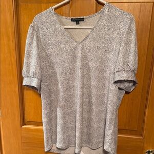 Women's V-Neck Short Sleeve Top - Black and White